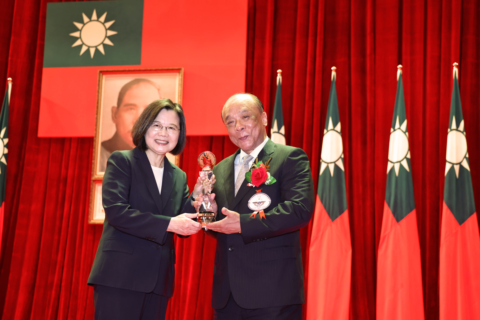 全民國防貢獻獎(廖英熙 與 蔡英文 總統 合影)