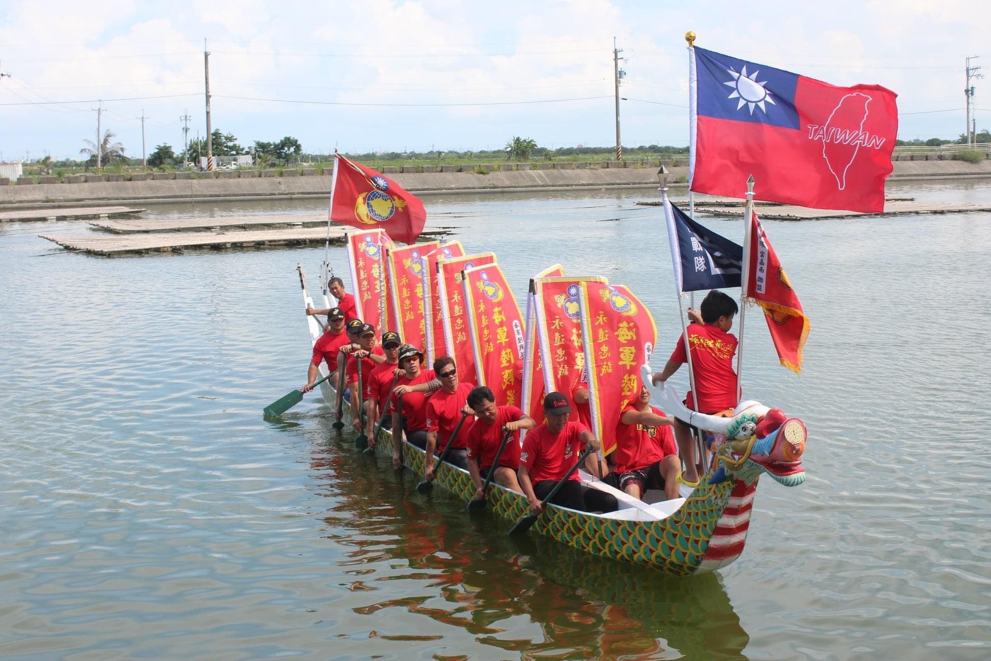 海軍陸戰隊雲嘉南龍舟隊_國旗飄揚