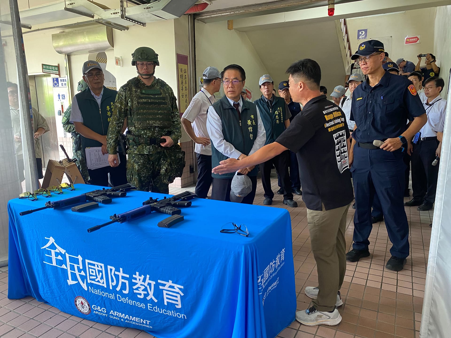 城鎮韌性萬安演習_黃偉哲市長視導時主動邀請陪同各局處室首長一同體驗 中信國際高中  ＃空氣槍陪訓亮點課程
