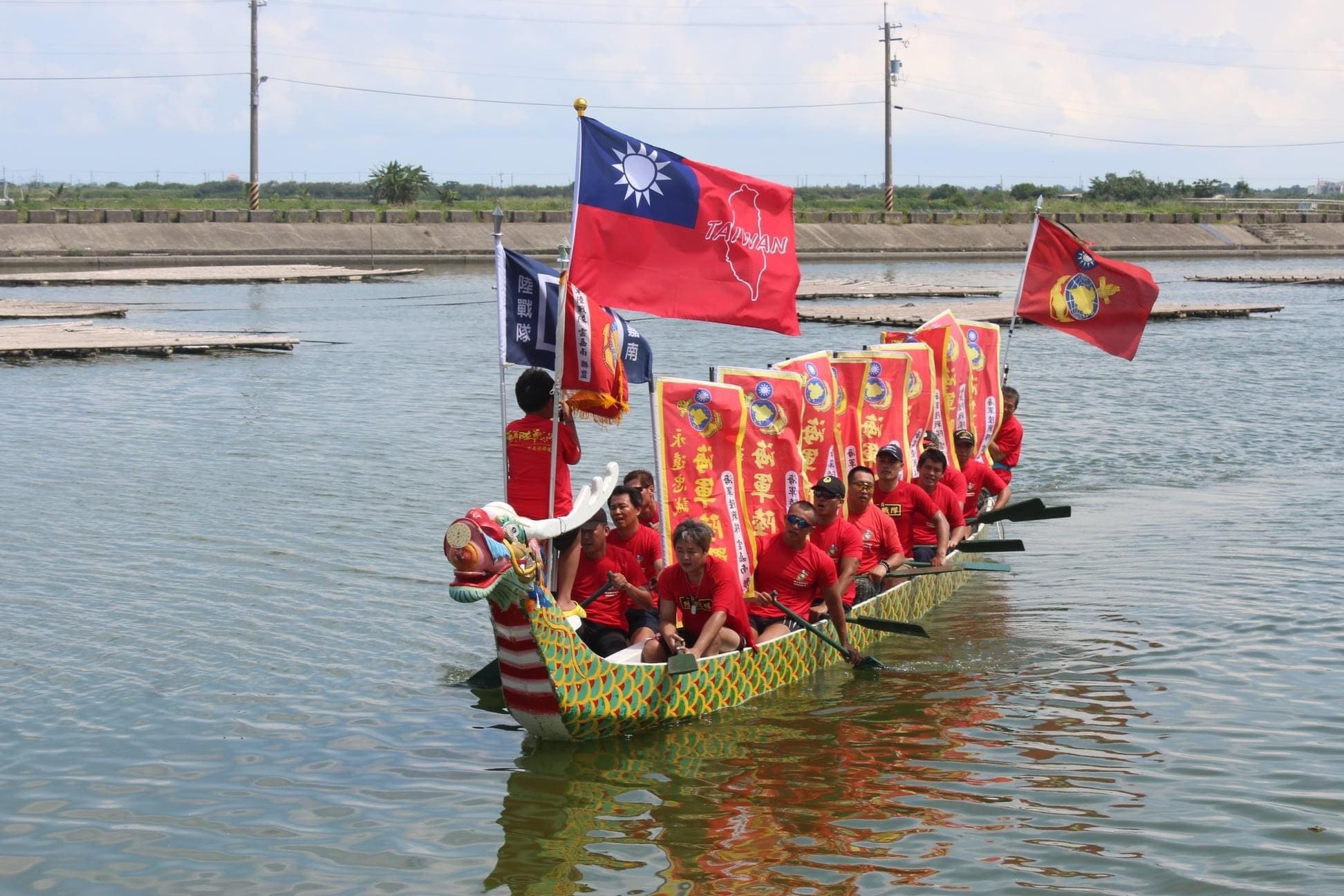 海軍陸戰隊雲嘉南龍舟隊_國旗飄揚