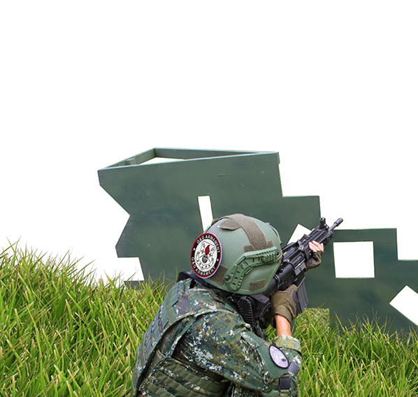頭盔戰術射手於掩體後瞄準射擊